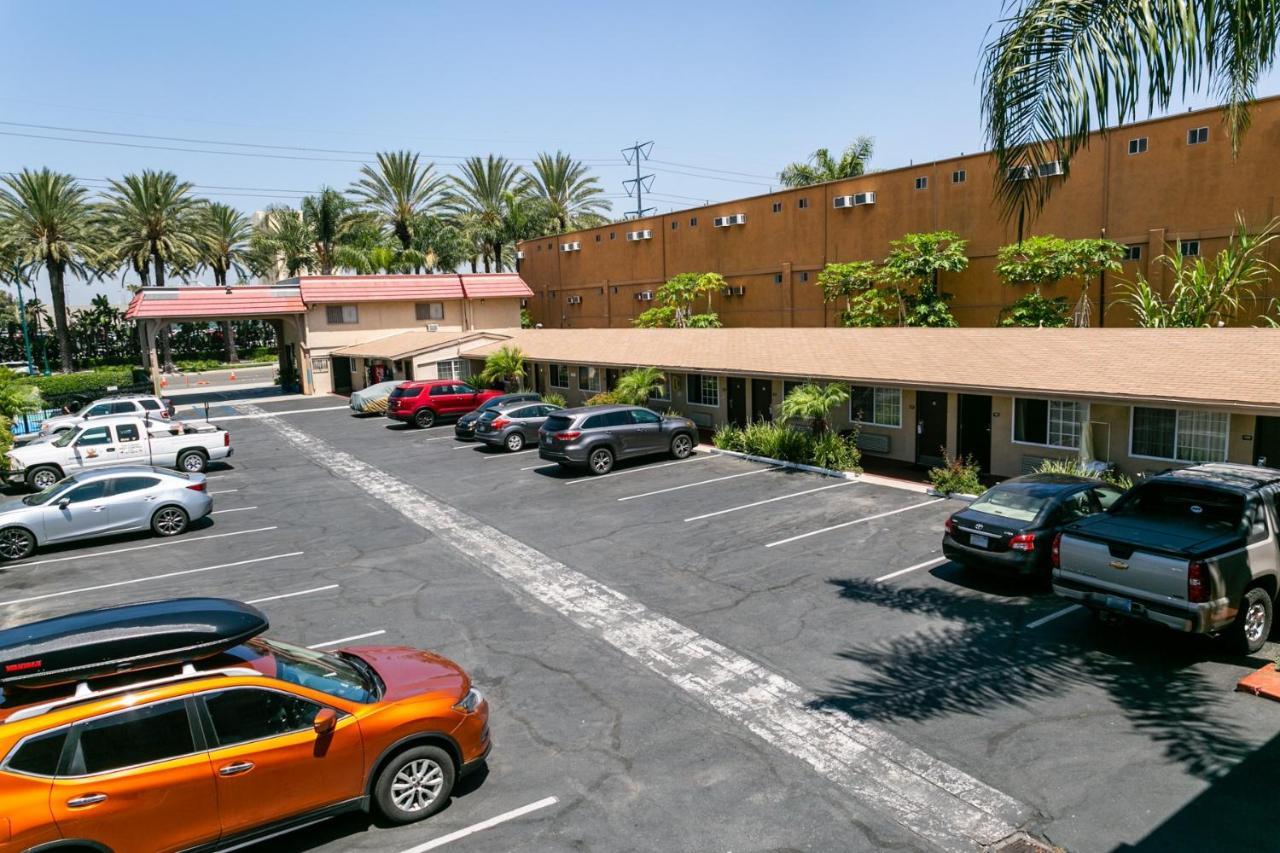 Anaheim Discovery Inn And Suites Exterior photo
