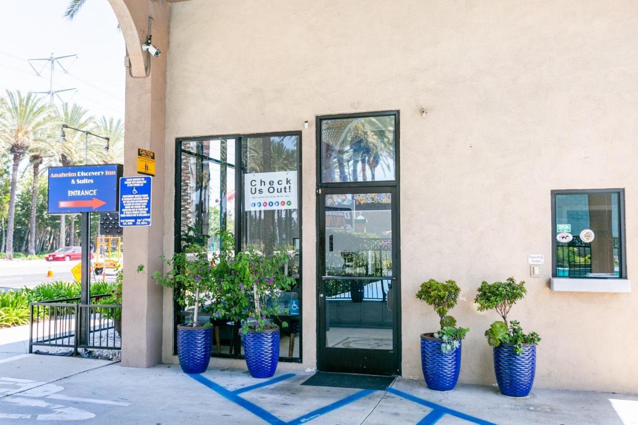 Anaheim Discovery Inn And Suites Exterior photo